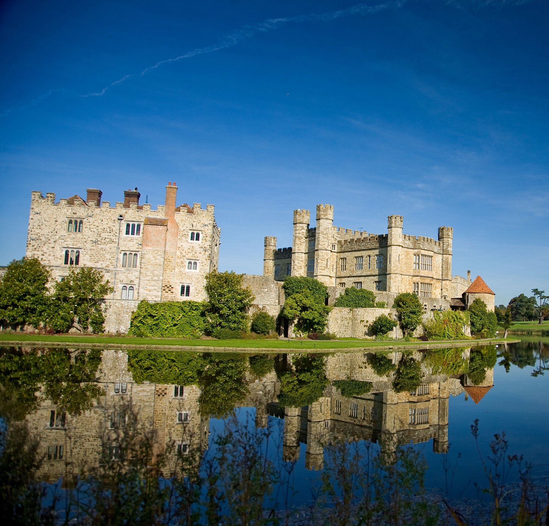 Castle and Maidens Tower med res.jpg